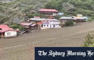 Deslizamento de terra envolve a vila indiana deixando pelo menos quatro mortos Deslizamento de terra envolve a vila indiana deixando pelo menos quatro mortos