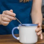 Despeje com água e beba antes do café da manhã. Um estímulo plano de estômago e energia garantida