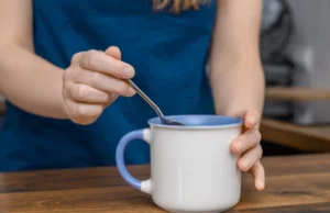 Despeje com água e beba antes do café da manhã. Um estímulo plano de estômago e energia garantida Despeje com água e beba antes do café da manhã. Um estímulo plano de estômago e energia garantida