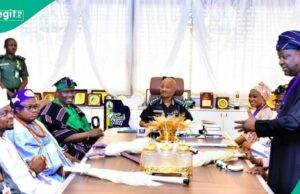 Detalhes emergem como um alado de Oyo, Top Yoruba Tradicional Denis Weather Visit, IGP Detalhes emergem como um alado de Oyo, Top Yoruba Tradicional Denis Weather Visit, IGP