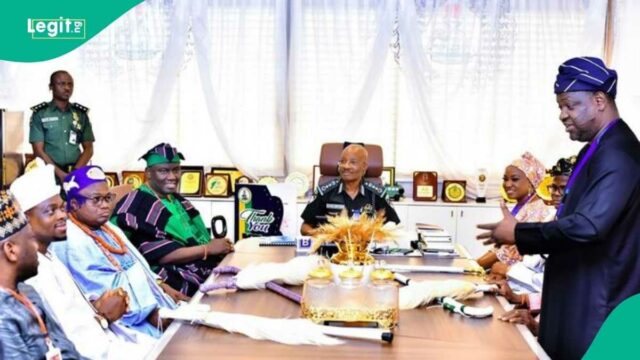 Detalhes emergem como um alado de Oyo, Top Yoruba Tradicional Denis Weather Visit, IGP

