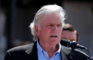 ‘Deus ouve’: as escolas de Franklin Graham esquerdistas que poliram a petição após a captura de Minneapolis 'Deus ouve': as escolas de Franklin Graham esquerdistas que poliram a petição após a captura de Minneapolis