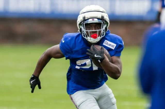 Giants que escapam de Devin Singletary (26) corre com a bola durante um campo de treinamento no Quest Diagnostics Center, sexta -feira, 1º de agosto de 2025, em East Rutherford, Nova Jersey. 