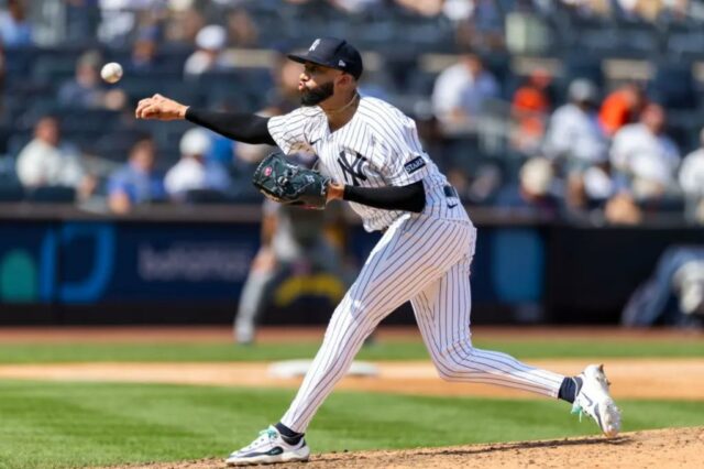 O arremessador dos Yankees Devin Williams (38) está jogando o campo na 6ª rodada contra o Houston Astros no Yankee Stadium, domingo, 10 de agosto de 2025, em Bronx, NY.