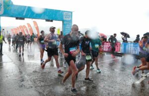 Dezenas de milhares de corredores fortes de Sydney para o Wettest City2Surf em anos Dezenas de milhares de corredores fortes de Sydney para o Wettest City2Surf em anos
