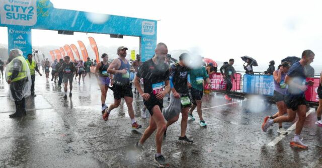 Dezenas de milhares de corredores fortes de Sydney para o Wettest City2Surf em anos

