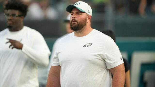 Dickerson de Eagles ferido na prática, sai no carrinho

