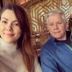 Jasmine Wyld (à esquerda) estava em um relacionamento com o pai na lei Mark Gibbon (à direita) quando ele é acusado de matá -la de férias