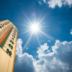 Dizendo a milhões para se monitorar por sintomas relacionados ao calor
