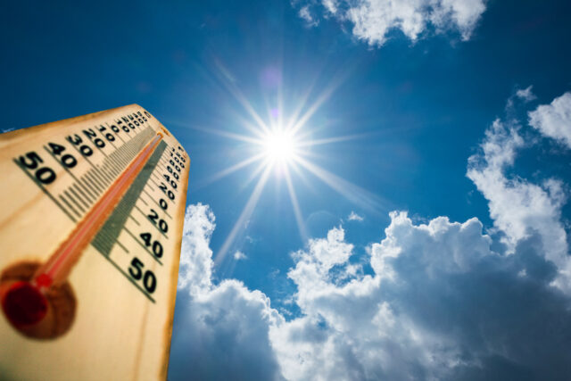 Dizendo a milhões para se monitorar por sintomas relacionados ao calor



