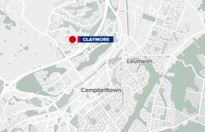 Dizia-se que os adolescentes do trio forçaram o garoto de 14 anos a se despir antes de espancá-lo na câmera Dizia-se que os adolescentes do trio forçaram o garoto de 14 anos a se despir antes de espancá-lo na câmera