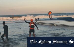 Dois estranhos na outra tragédia de barco de Bali A busca e o resgate de Denpasar este barco estava com 80 pessoas no quadro com o Harbor Harbor, nas proximidades, na saia leste de Bali na terça -feira à tarde.