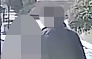 Dois requerentes de asilo afegãos foram acusados do suposto estupro por uma menina de 12 anos na cidade silenciosa de Warwickshire Dois requerentes de asilo afegãos foram acusados do suposto estupro por uma menina de 12 anos, que deixou uma pequena cidade de Midland que rola com choque. A imagem mostra a captura de tela do CCTV do estuprador acusado Ahmad Mulakhil em Nuneaton com pequenas vítimas