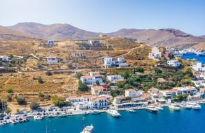 Dois turistas de navios de cruzeiro são mortos quando os ventos da energia eólica atingem o mar grego, forçam balsas para permanecer no porto e interferir com dezenas de milhares de turistas O evento, que envolveu um homem e uma mulher, aconteceu na praia de Sarakiniko, na ilha turística de Milos, em Cyclades
