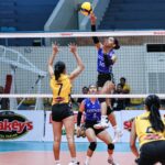 Dona Mae de Leon, de Ateneo, sobre Faith Salvador e Kat Inot durante a perna de Cebu dos Invitatacionais Nacionais de Super League (SSL) do Shakey contra a USPF.