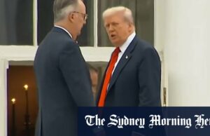 Donald Trump dá uma caminhada inesperada na sala da Casa Branca Donald Trump dá uma caminhada inesperada na sala da Casa Branca