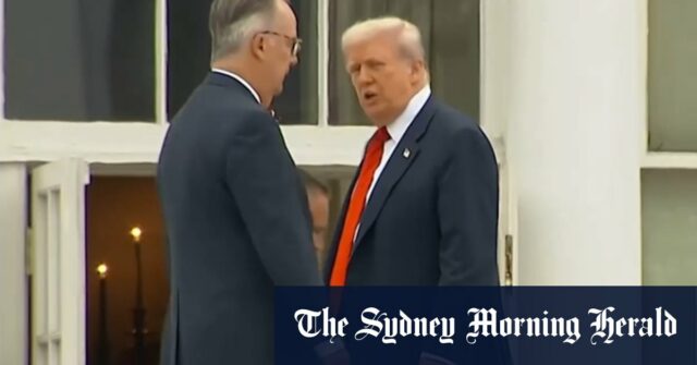 Donald Trump dá uma caminhada inesperada na sala da Casa Branca

