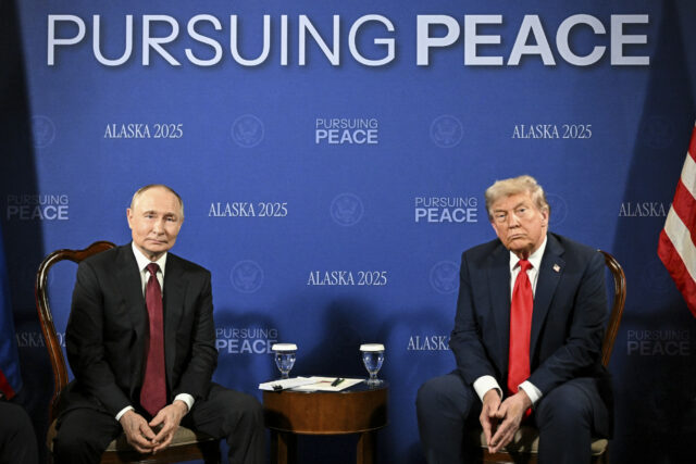 Donald Trump deixa Vladimir Putin Summit sem uma mão na mão

