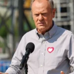 Donald Tusk foi alcançado por um controle deslizante engraçado. O tiro do avião cria uma sensação na web
