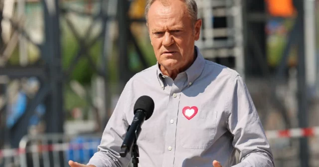 Donald Tusk foi alcançado por um controle deslizante engraçado. O tiro do avião cria uma sensação na web

