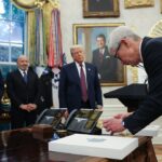 Dowd: Trump Terrafform the White Casy em uma expansão de seus cartões de identificação atenciosos, atolados e dourados