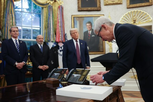 Dowd: Trump Terrafform the White Casy em uma expansão de seus cartões de identificação atenciosos, atolados e dourados

