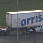 Drive morre depois de quebrado sob o caminhão estacionado em Melbourne