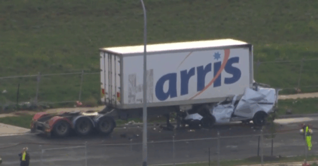 Drive morre depois de quebrado sob o caminhão estacionado em Melbourne

