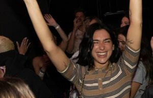 Dua Lipa Cosies para Fixar Callum Turner quando ela festeja a noite toda no Sunny Hill Festival para celebrar sua cidadania do Kosovo Dua Lipa admitiu que é