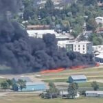 Chamas e fumaça podem ser vistas no aeroporto de Kalispell na segunda -feira depois que um avião colidiu com uma pista
