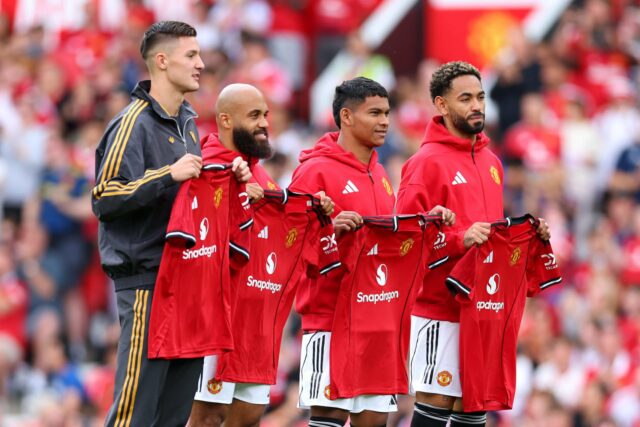 Rasmus Hojlund, do Manchester United, aquece durante a partida da Premier League Summer Series entre o Manchester United e o FC Everton