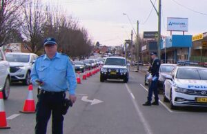 Duas pessoas gravemente feridas em suspeita de um bovilor na loja de NSW Barbour Duas pessoas gravemente feridas em suspeita de um bovilor na loja de NSW Barbour
