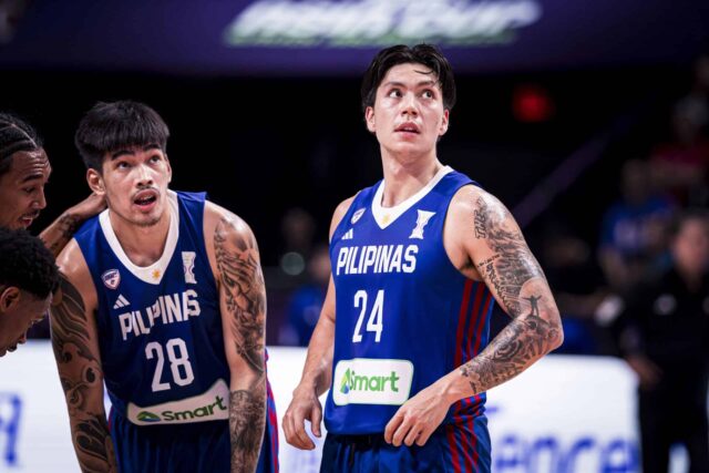 Dwight Ramos, de Gilas Pilipinas, durante uma partida contra a Austrália na Copa Asiática de 2025 da FIBA.