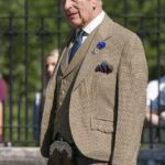 O rei Carlos III inspeciona a Companhia Balaklava, 5º Batalhão, o Regimento Real da Escócia, nos portões de Balmoral