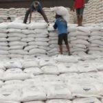 E entre Rp1,5 bilhões para comprar o açúcar dos agricultores que não foram vendidos