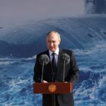 O presidente russo Vladimir Putin fala enquanto visita a fábrica de construção naval Sevmash, 24 de julho de 2025