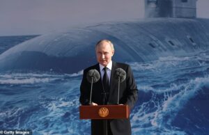 E -mail nos comentários de domingo: Esqueça a energia nuclear … apenas ficar mais dura pode desacelerar Putin cruel O presidente russo Vladimir Putin fala enquanto visita a fábrica de construção naval Sevmash, 24 de julho de 2025