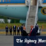Vladimir Putin e Donald Trump no final de sua conferência de imprensa conjunta no Alasca.