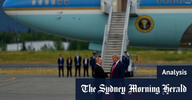 Vladimir Putin e Donald Trump no final de sua conferência de imprensa conjunta no Alasca.