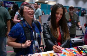 É tudo, um grande fã feliz em Galaxycon em San Jose O artista de personagem Stephen Silver atrai Scotty Douglass de Modesto e ...