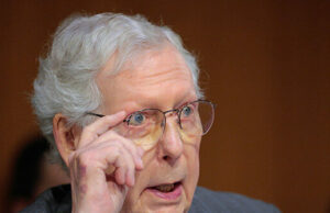 EXCLUSIVO – NATE MORRIS: ‘The Badge of Honor’ para atacá -lo Mitch McConnell EXCLUSIVO - NATE MORRIS: 'The Badge of Honor' para atacá -lo Mitch McConnell