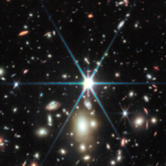 Hubble observando Earendel através de lensagem gravitacional