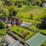 Artes e ofícios Country House, atualmente de propriedade de Lord Zac Goldsmith, mas à venda