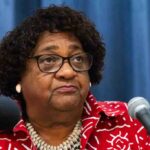 O ministro das Relações Exteriores, Shirley Weber, fala sobre como a Lei de Identificação de Huntington Beach é prejudicial aos eleitores da Califórnia e que seus próprios pais não seriam capazes de escolher porque não anunciaram a certidão de nascimento durante uma conferência de imprensa em Los Angeles e o procurador -geral Rob Bilta. Notícias/scng)