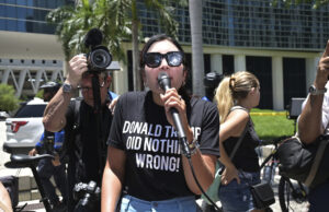 Ela é uma fanática furiosa e Trump acha que é muito legal “ Sem descrição da imagem disponível