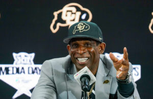 “Ele sacrificou e colocou seus sonhos e ambições para esperar” – quando prestou homenagem emocional ao ex -Eş Pilar em seu discurso, Deion Sanders. March Madness Logo
