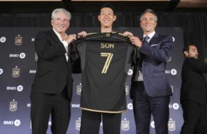 Ele se junta ao último HEUNG-MIN LAFC com seus planos de troféu, amor para fãs coreanos Seu filho Heung-min da Coréia do Sul foi apresentado como um novo membro do Los Angeles FC em uma conferência de imprensa para o time de futebol da MLS em Los Angeles.