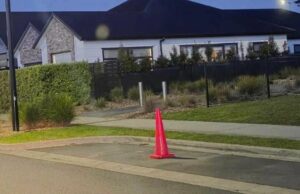 “Ele tem direito ao comportamento”: tipo de reivindicações “sua” área de estacionamento com uma estrada Conto Encontrado em Auckland Home estava usando o caminho do cone para marcar