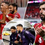 Bruno Fernandez celebra seus companheiros de equipe depois de marcar durante a partida da Premier League Summer Series entre o Manchester United e o Everton no Mercedes-Benz Stadium em 2025 em Atlanta, Geórgia.