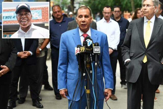 O ex -governador David Paterson fala em uma conferência de imprensa.